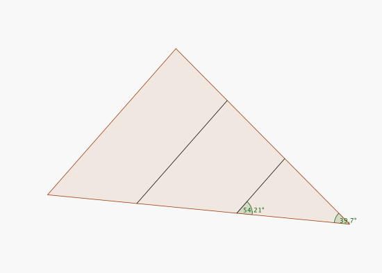 En stor trekant som ble delt av to linjestykker. Den ene vinkelen i den store trekanten er 39,7 grader og vinkelen det ene linjestykket danner med trekantbeinet er 54,21 grader.